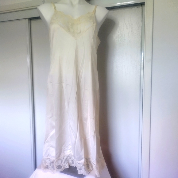 Vanity Fair Other - VANITY FAIR Vintage Lace Trimmed Ivory Cream Slip Nightie Dress size 36